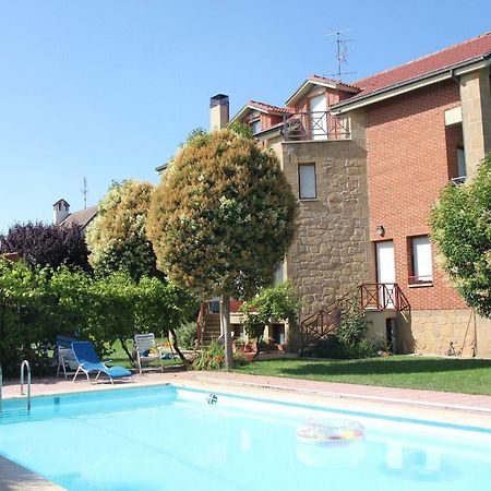 Preciosa Casa Independiente Con Piscina Cubierta Y Gran Jardin Privados อาโร ภายนอก รูปภาพ