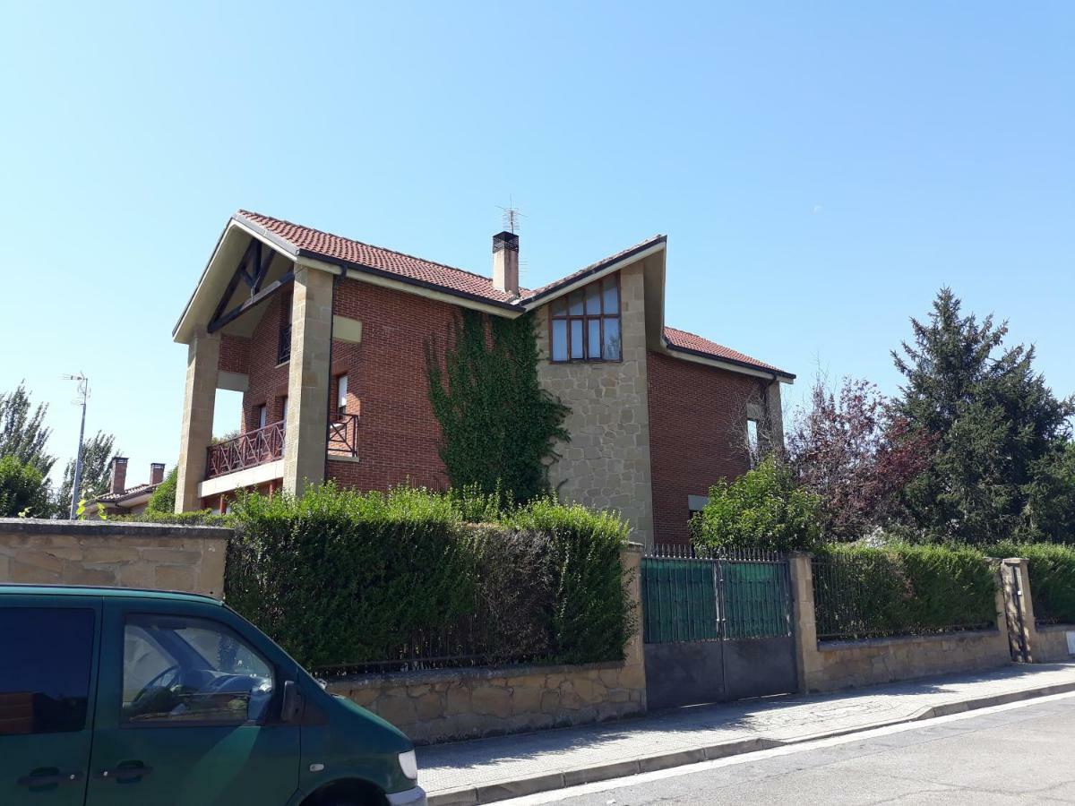 Preciosa Casa Independiente Con Piscina Cubierta Y Gran Jardin Privados อาโร ภายนอก รูปภาพ
