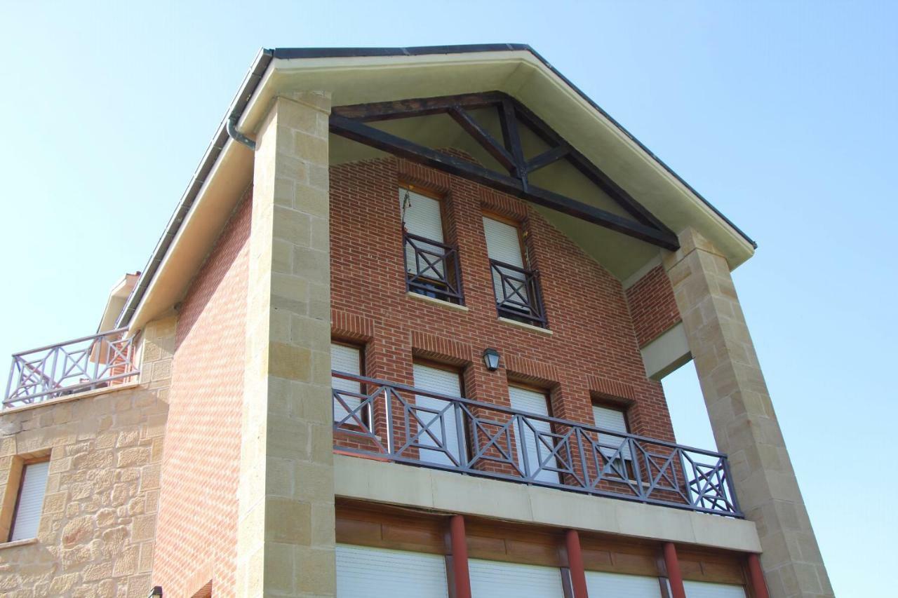 Preciosa Casa Independiente Con Piscina Cubierta Y Gran Jardin Privados อาโร ภายนอก รูปภาพ