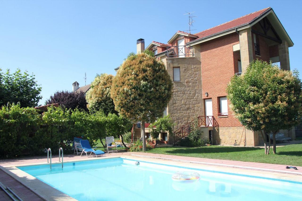 Preciosa Casa Independiente Con Piscina Cubierta Y Gran Jardin Privados อาโร ภายนอก รูปภาพ