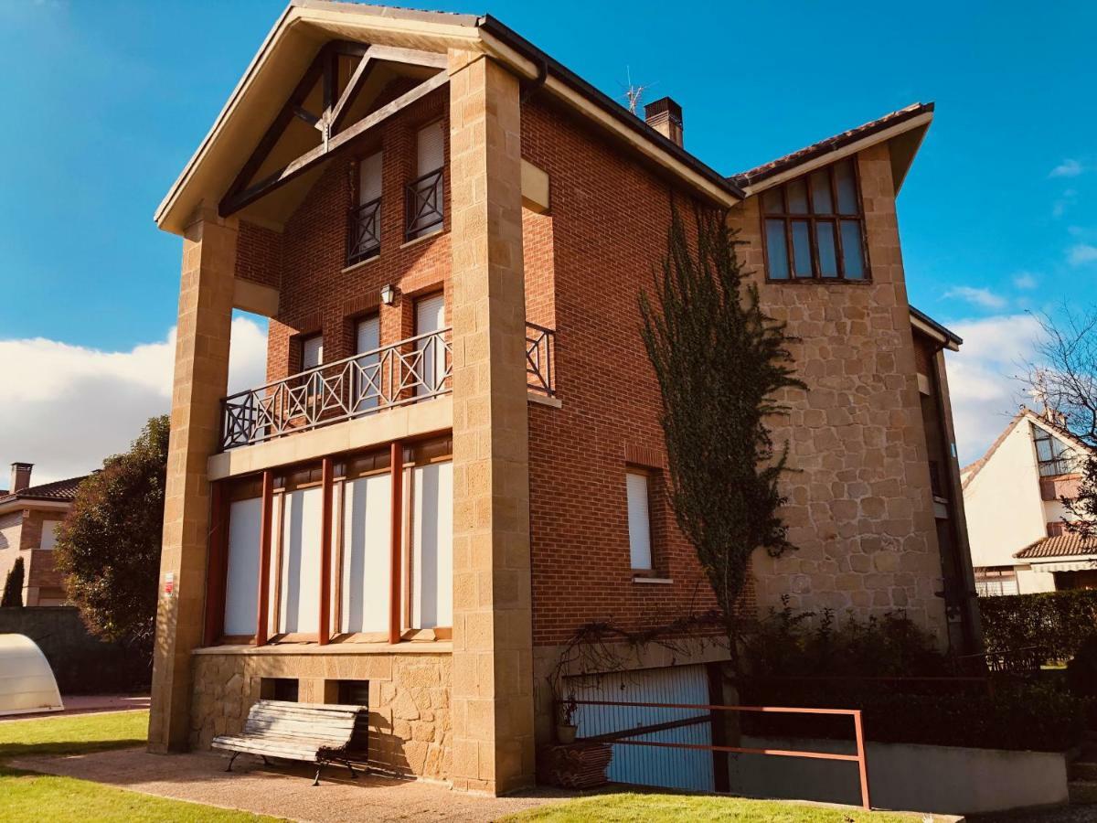 Preciosa Casa Independiente Con Piscina Cubierta Y Gran Jardin Privados อาโร ภายนอก รูปภาพ