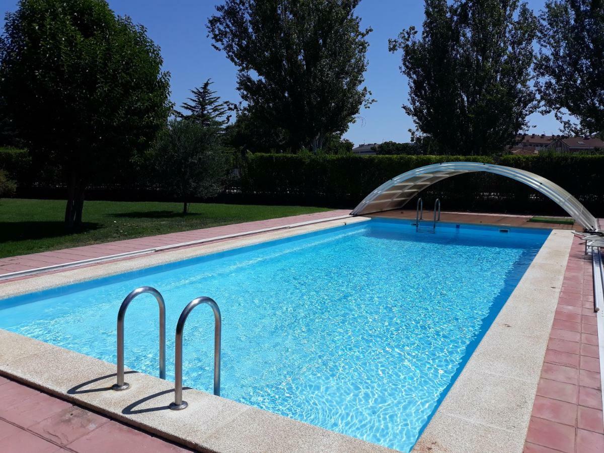 Preciosa Casa Independiente Con Piscina Cubierta Y Gran Jardin Privados อาโร ภายนอก รูปภาพ