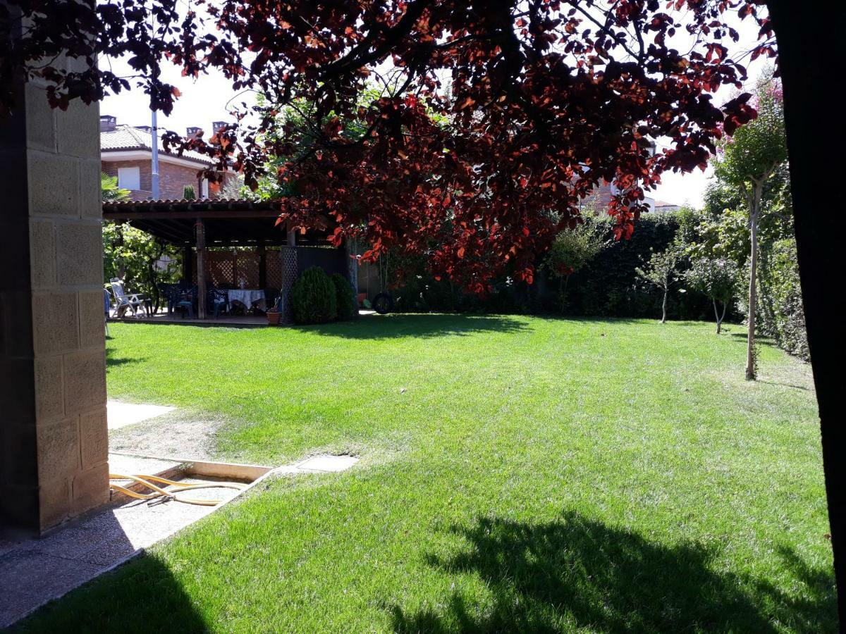Preciosa Casa Independiente Con Piscina Cubierta Y Gran Jardin Privados อาโร ภายนอก รูปภาพ