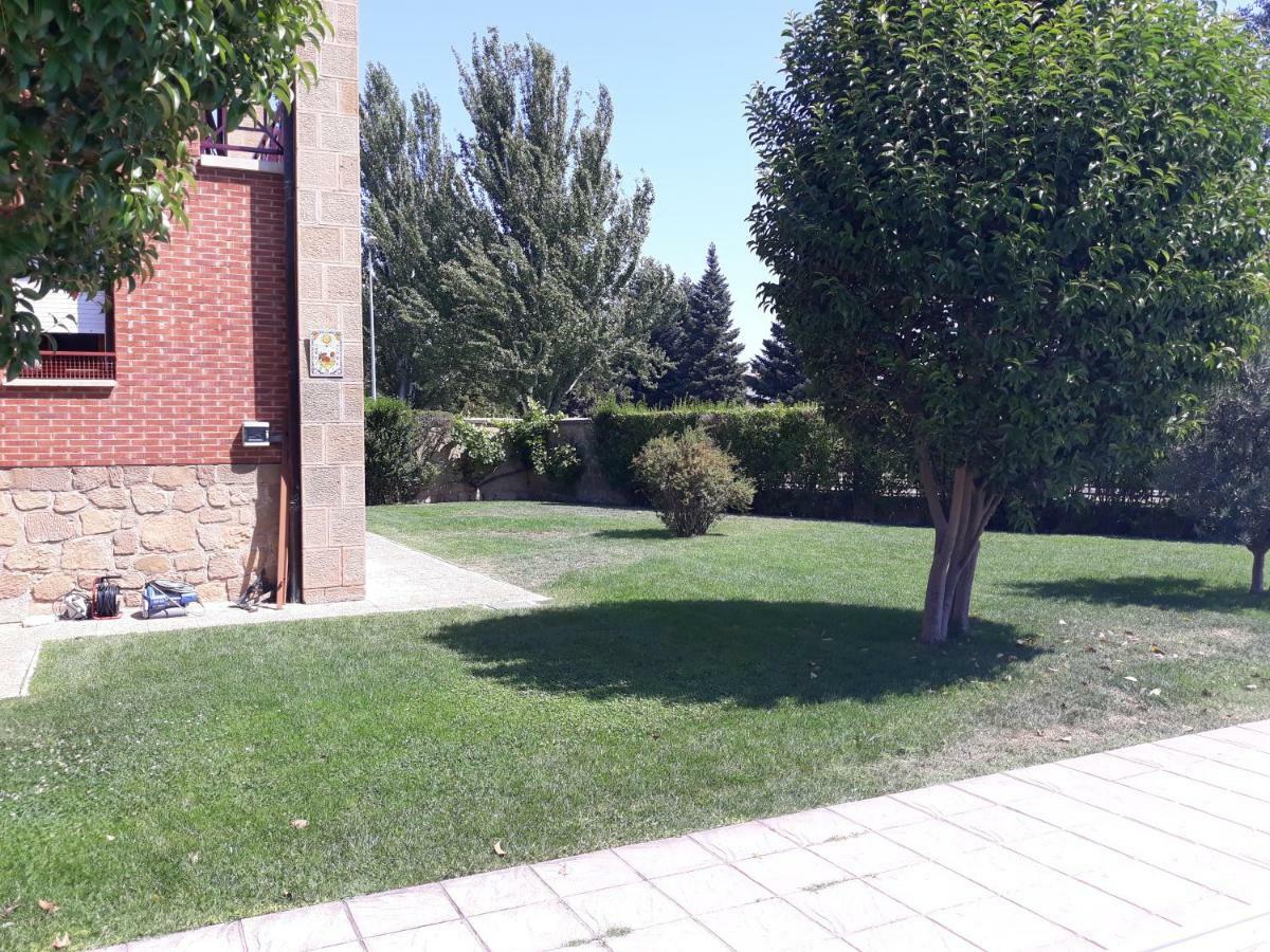Preciosa Casa Independiente Con Piscina Cubierta Y Gran Jardin Privados อาโร ภายนอก รูปภาพ
