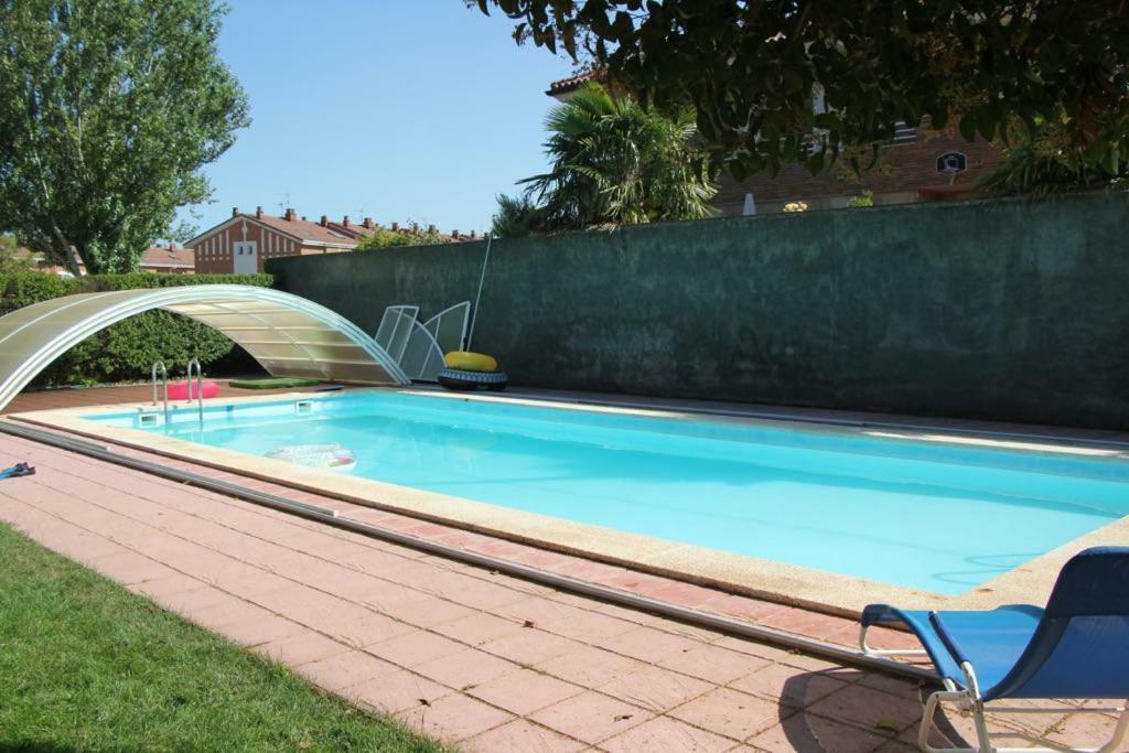 Preciosa Casa Independiente Con Piscina Cubierta Y Gran Jardin Privados อาโร ภายนอก รูปภาพ