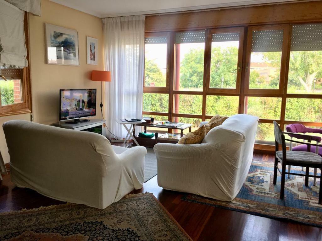 Preciosa Casa Independiente Con Piscina Cubierta Y Gran Jardin Privados อาโร ภายนอก รูปภาพ