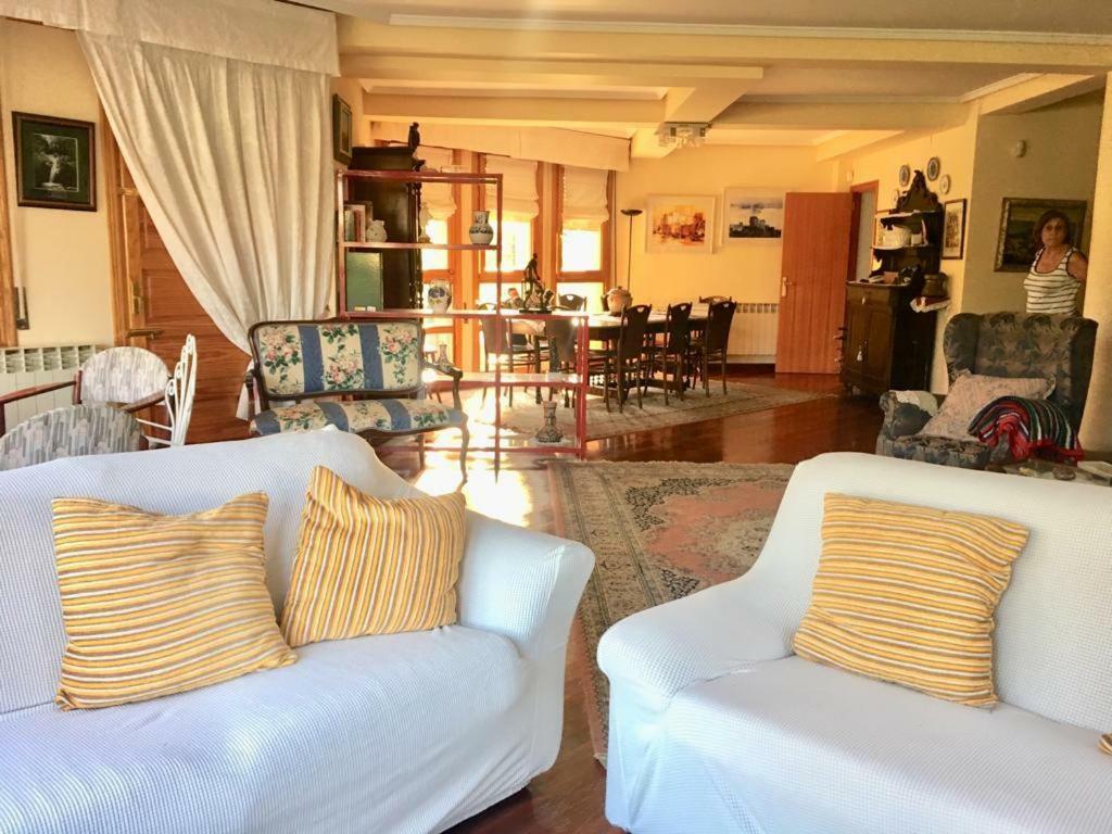 Preciosa Casa Independiente Con Piscina Cubierta Y Gran Jardin Privados อาโร ภายนอก รูปภาพ